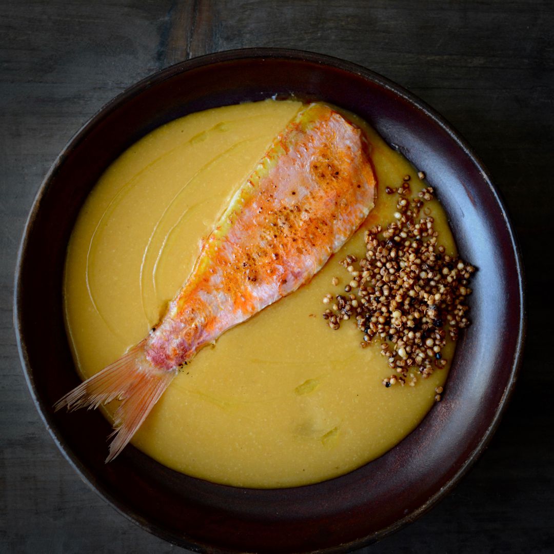 Salmonete sopleteado con 'suquet' de galeras, rebozuelos y almendras. Salmonete sopleteado con 'suquet' de galeras, rebozuelos y almendras.