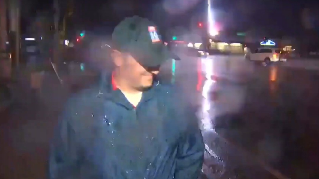 Un rayo impacta cerca de un reportero mientras informaba sobre una tormenta