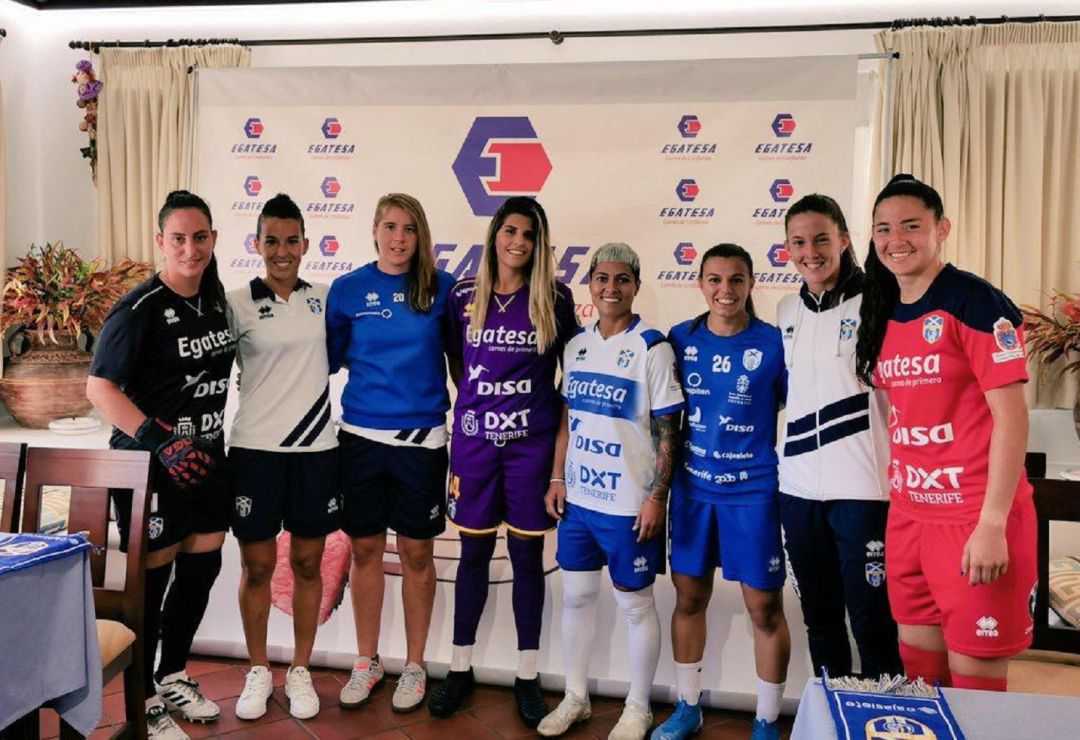 Varias jugadoras del conjunto tinerfeño con las equipaciones del presente curso Varias jugadoras del conjunto tinerfeño con las equipaciones del presente curso