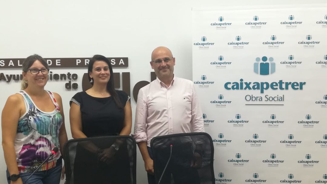 Anto Moya, portavoz de APANAH, Lorena Pedrero, edil de Fiestas y Miguel Ángel Erades, director gerente de CaixaPetrer Anto Moya, portavoz de APANAH, Lorena Pedrero, edil de Fiestas y Miguel Ángel Erades, director gerente de CaixaPetrer