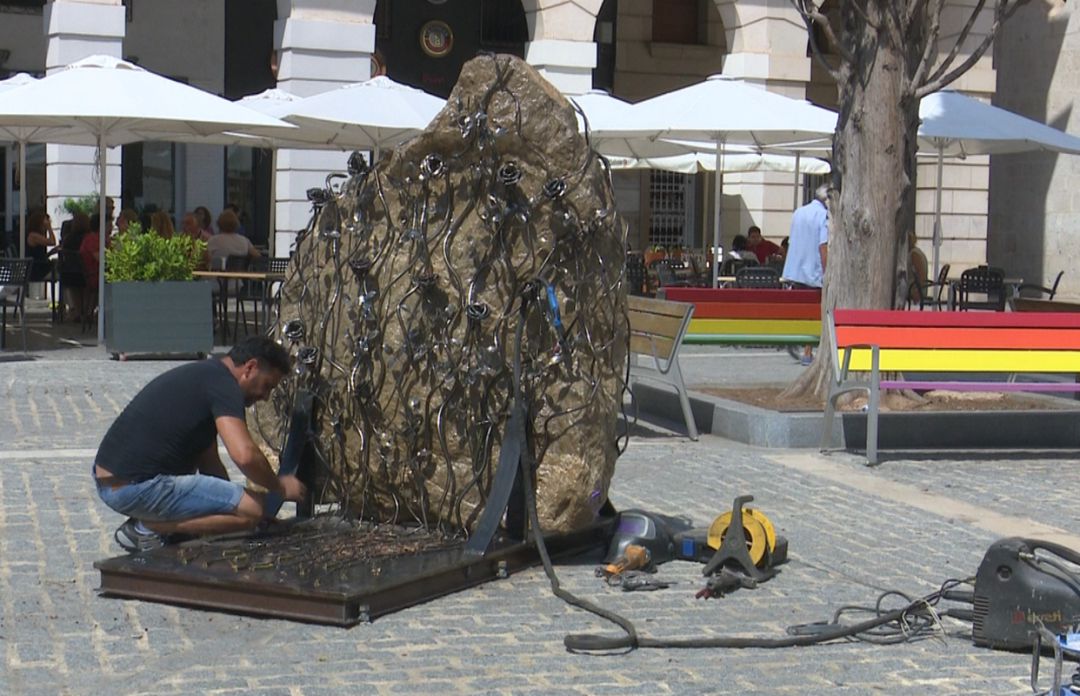Restauran la escultura Las 13 rosas en Gandia. Restauran la escultura Las 13 rosas en Gandia.