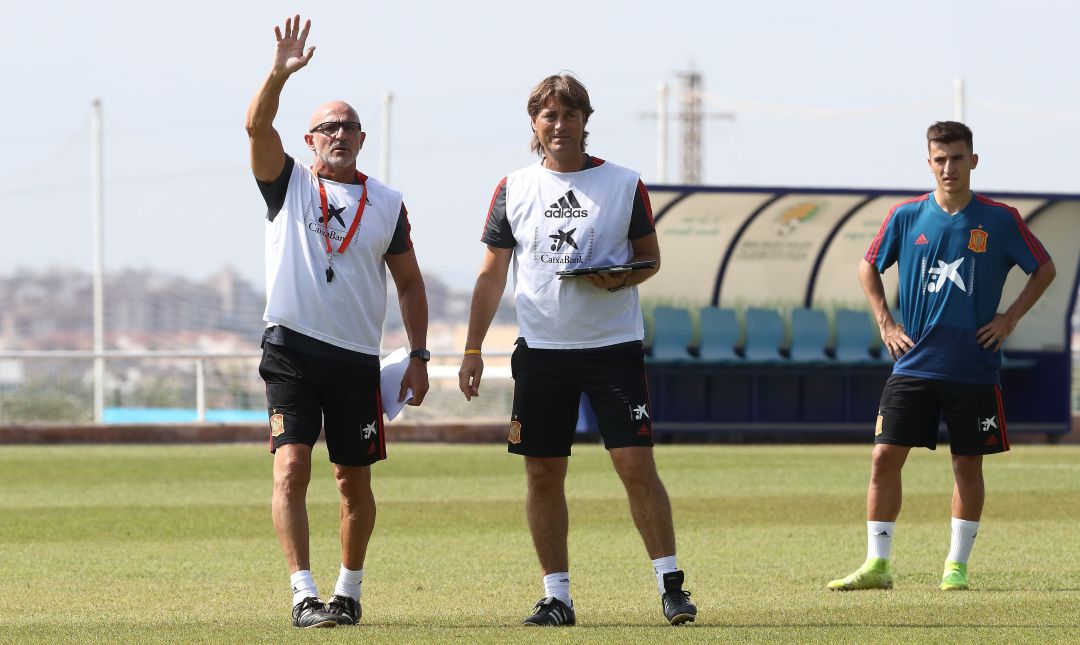 Aitor Buñuel, junto a los seleccionadores Luis De la Fuente y Julen Guerrero. Aitor Buñuel, junto a los seleccionadores Luis De la Fuente y Julen Guerrero.