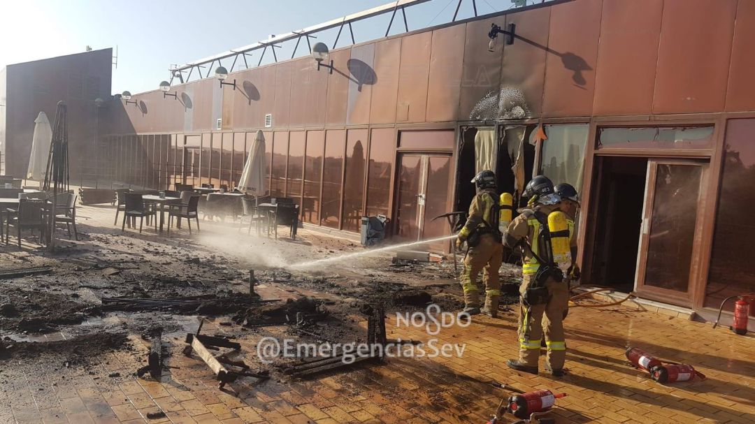 Bomberos extinguen un incendio declarado en la última planta de la Escuela de Ingenieros Bomberos extinguen un incendio declarado en la última planta de la Escuela de Ingenieros