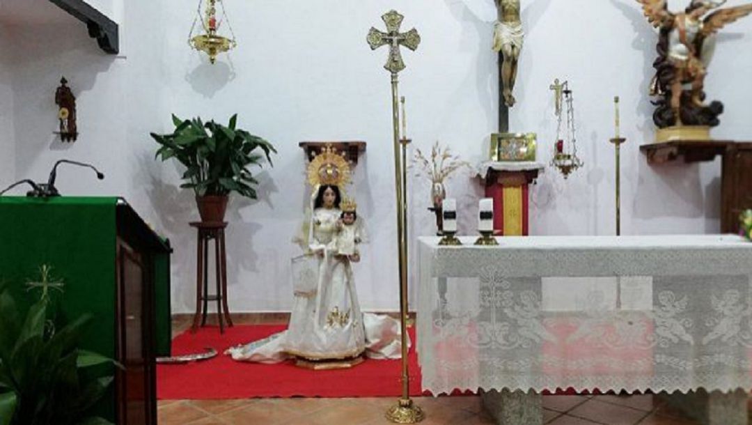 Imagen de la VIrgen bajada de su pedestal al suelo, sin más daños en el templo Imagen de la VIrgen bajada de su pedestal al suelo, sin más daños en el templo