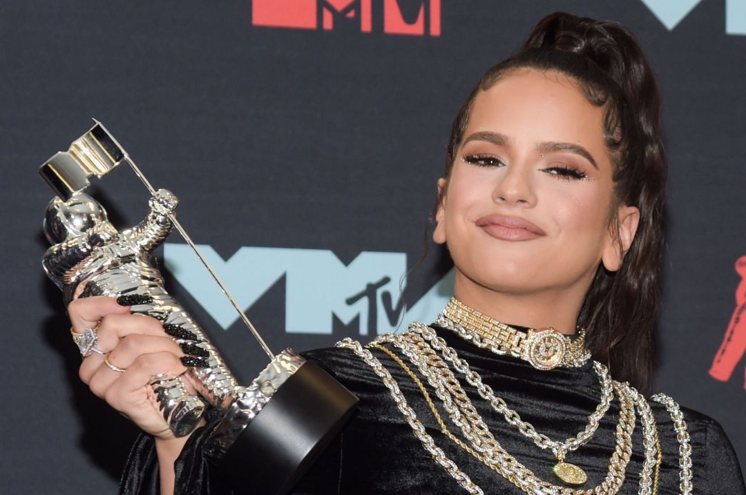 Rosalia posa con su premio MTV. Rosalia posa con su premio MTV.