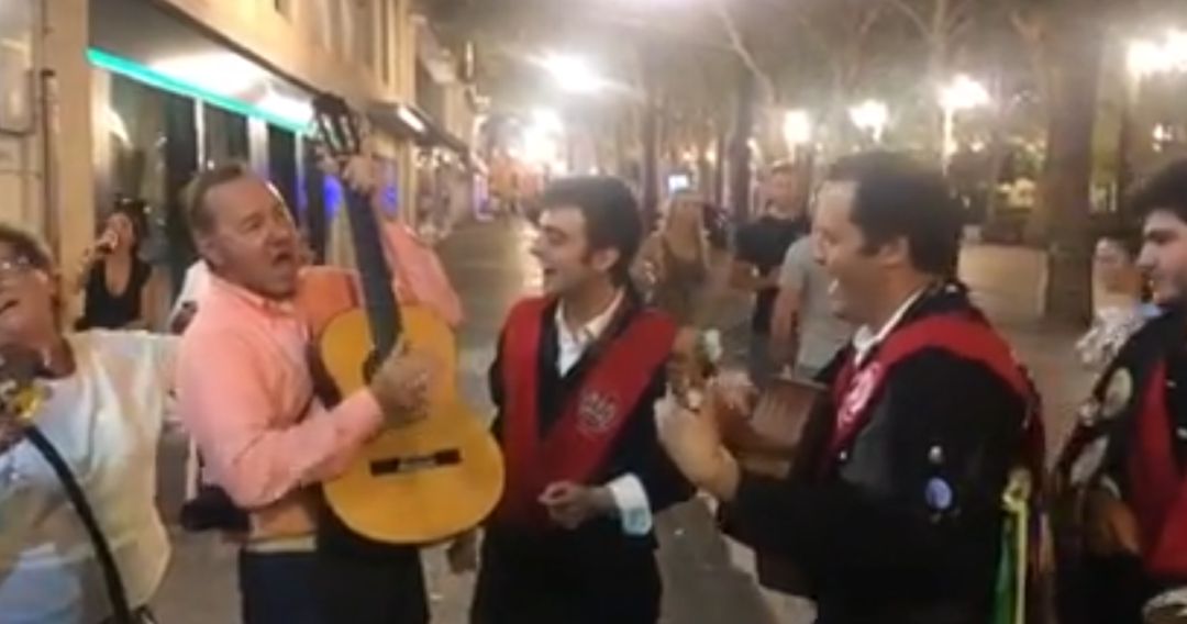 Kevin Spacey junto a la tuna sevillana. Kevin Spacey junto a la tuna sevillana.