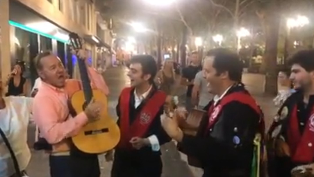 Así acabó Kevin Spacey tocando con la tuna en Sevilla: "Fue él el que buscó integrarse"