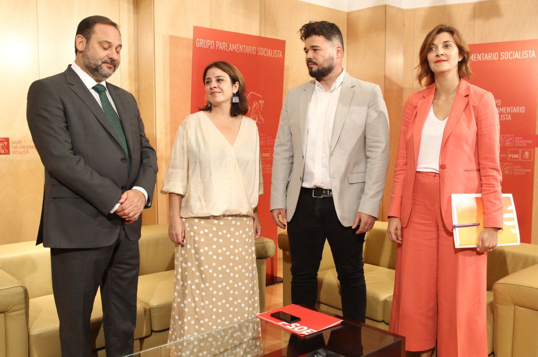 El ministro de Fomento en funciones, José Luis Ábalos; la portavoz del PSOE en el Congreso, Adriana Lastra; el portavoz de ERC en el Congreso, Gabriel Rufián; y la portavoz adjunta de la formación catalana, Carolina Telechea, durante su reunión. El ministro de Fomento en funciones, José Luis Ábalos; la portavoz del PSOE en el Congreso, Adriana Lastra; el portavoz de ERC en el Congreso, Gabriel Rufián; y la portavoz adjunta de la formación catalana, Carolina Telechea, durante su reunión.