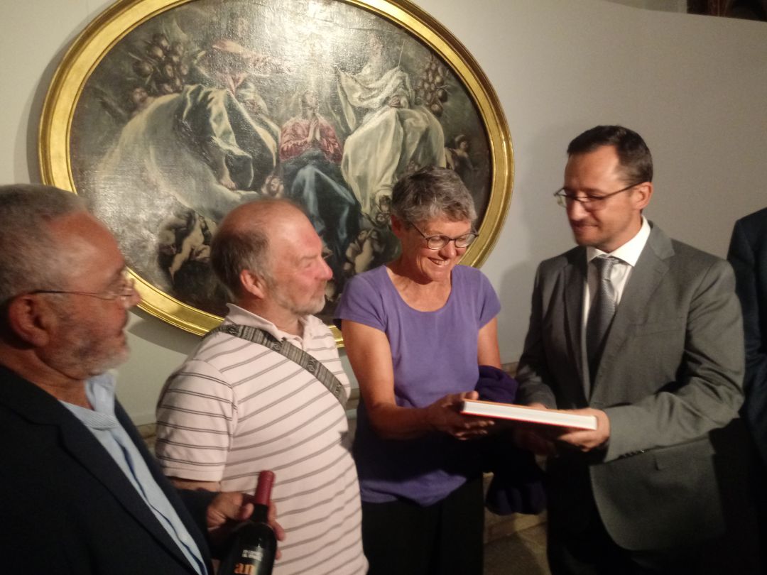 El Director General de Patrimonio Cultural de la Junta de Castilla y León, Gumersindo Bueno, entrega el catálogo de Angeli a la pareja inglesa que supera los 100.000 visitantes en presencia del Secretario General de la Fundación Las Edades del Hombre, Gonzalo Jiménez El Director General de Patrimonio Cultural de la Junta de Castilla y León, Gumersindo Bueno, entrega el catálogo de Angeli a la pareja inglesa que supera los 100.000 visitantes en presencia del Secretario General de la Fundación Las Edades del Hombre, Gonzalo Jiménez