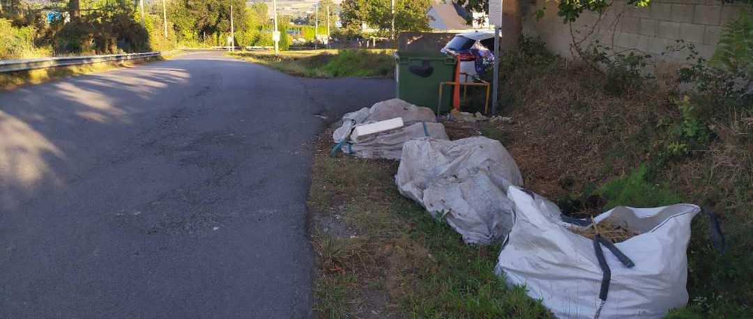 Vertedero incontrolado en A Rocha, Cambre Vertedero incontrolado en A Rocha, Cambre