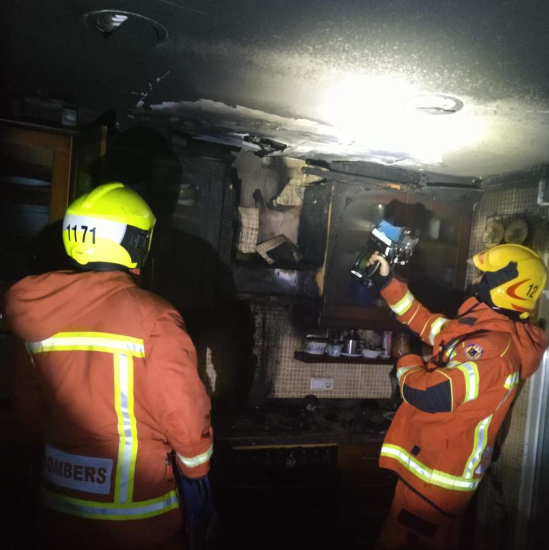 Los bomberos revisan los daños en la vivienda afectada por el fuego en Oliva. Los bomberos revisan los daños en la vivienda afectada por el fuego en Oliva.