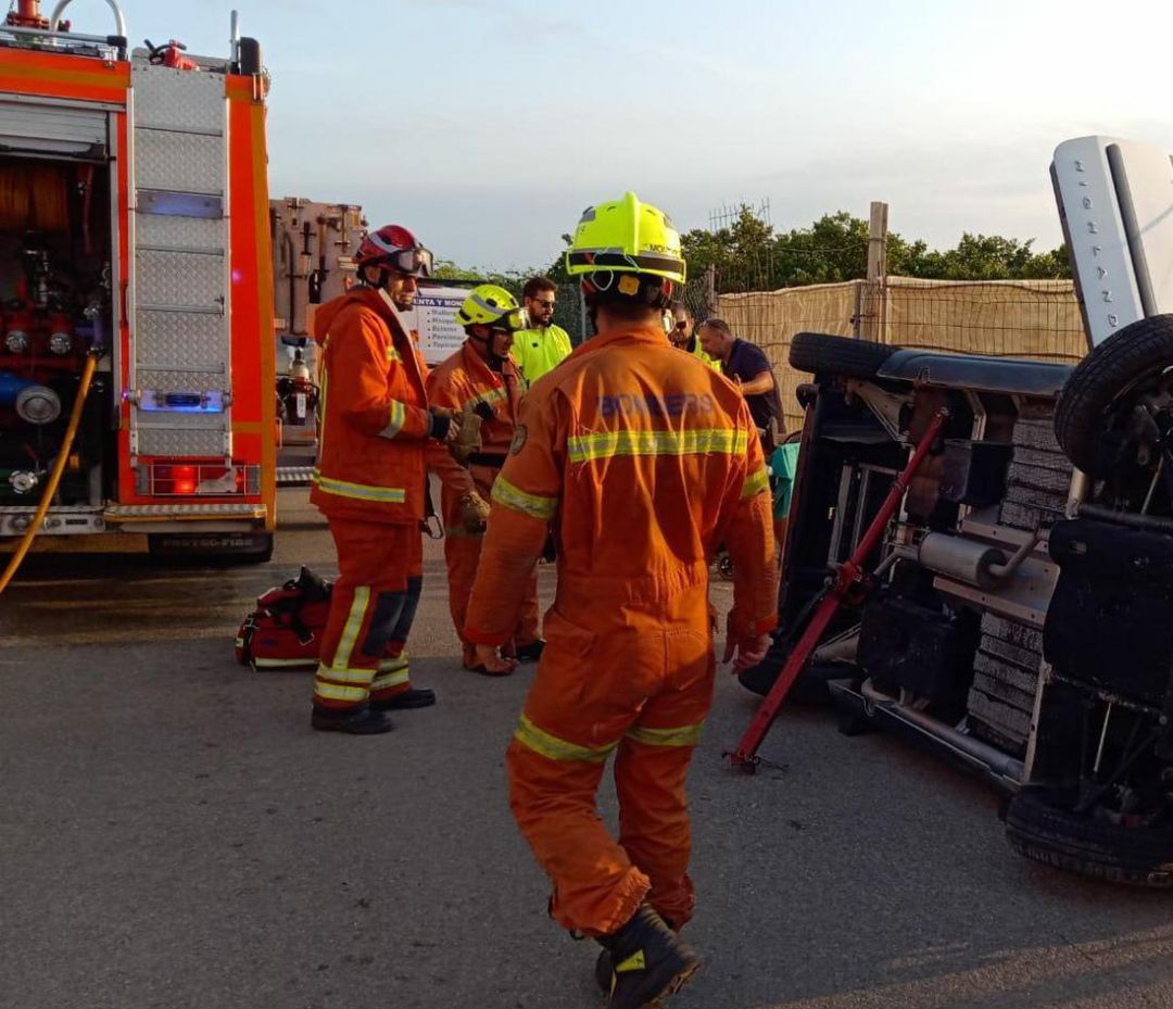 Los bomberos rescatan a una mujer atrapada en su coche en Xeraco. Los bomberos rescatan a una mujer atrapada en su coche en Xeraco.