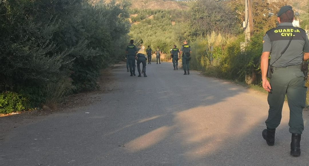 Varios guardias civiles se incorporan a la búsqueda de la mujer desaparecida. Varios guardias civiles se incorporan a la búsqueda de la mujer desaparecida.