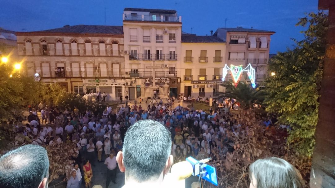 Vista de la Plaza de España durante el Pregón de José Juan Castro, en primer plano Vista de la Plaza de España durante el Pregón de José Juan Castro, en primer plano