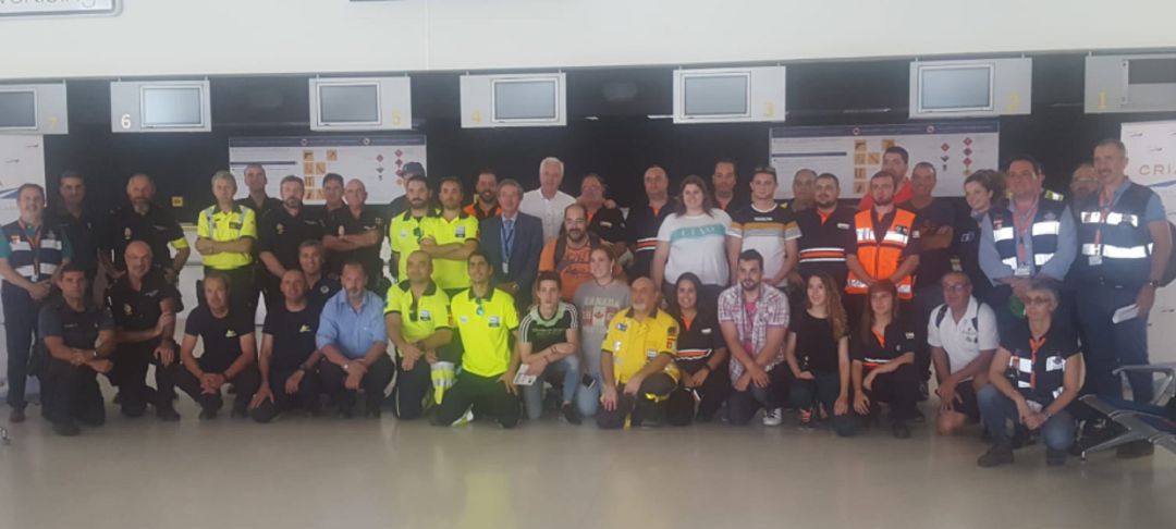 Foto de familia, con gran parte de los participantes en el simulacro y representantes de la empresa CRIA Foto de familia, con gran parte de los participantes en el simulacro y representantes de la empresa CRIA