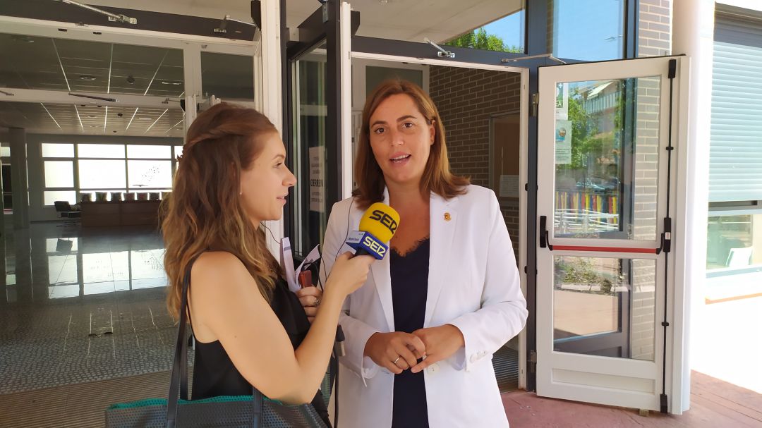 La alcaldesa de Arroyomolinos, Ana Millán, con Beatriz San josé La alcaldesa de Arroyomolinos, Ana Millán, con Beatriz San josé