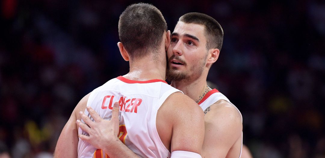 Juancho Hernángomez y Víctor Claver se abrazan tras un partido Juancho Hernángomez y Víctor Claver se abrazan tras un partido