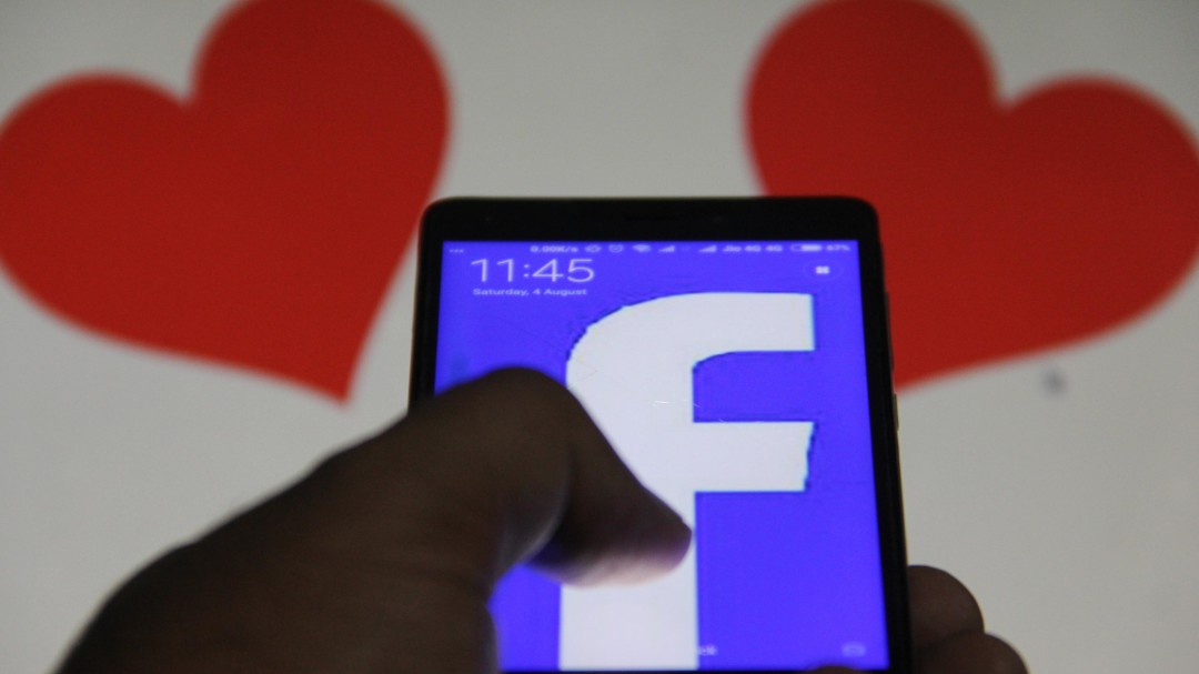 Facebook lanza su app para ligar con una función para compartir la ubicación de una cita con tus contactos de confianza