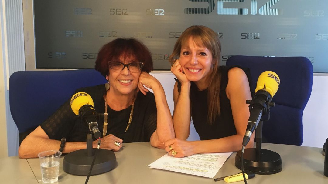 Maruja Torres, con Macarena Berlín en los estudios de la Cadena SER. Maruja Torres, con Macarena Berlín en los estudios de la Cadena SER.