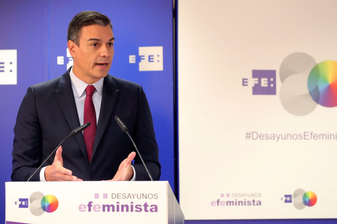 El presidente del Gobierno en funciones, Pedro Sánchez, presenta a la ministra de Economía y Empresa en funciones, Nadia Calviño, en los Desayunos Efeminista El presidente del Gobierno en funciones, Pedro Sánchez, presenta a la ministra de Economía y Empresa en funciones, Nadia Calviño, en los Desayunos Efeminista