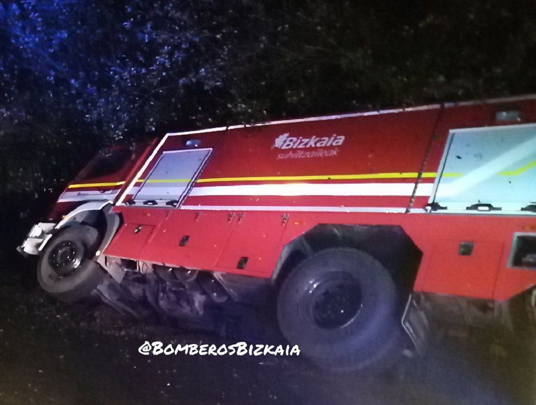Vuelca un camión de los bomberos mientras acudían a sofocar un incendio Vuelca un camión de los bomberos mientras acudían a sofocar un incendio