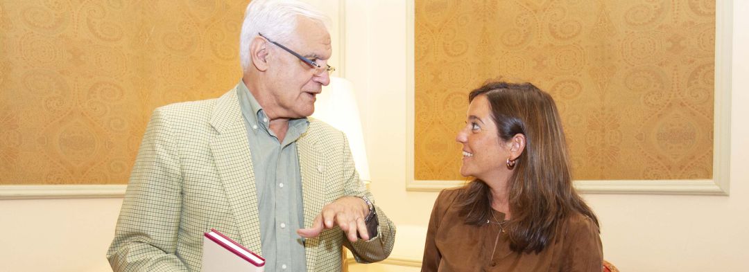 Inés Rey, alcaldesa de A Coruña, junto A Víctor Freixanes, Presidente de la RAG Inés Rey, alcaldesa de A Coruña, junto A Víctor Freixanes, Presidente de la RAG