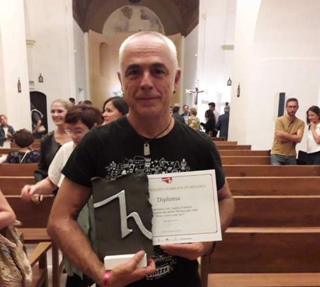 El escritor y editor de la Safor, Juli Capilla, muestra sus nuevos premios literarios. El escritor y editor de la Safor, Juli Capilla, muestra sus nuevos premios literarios.