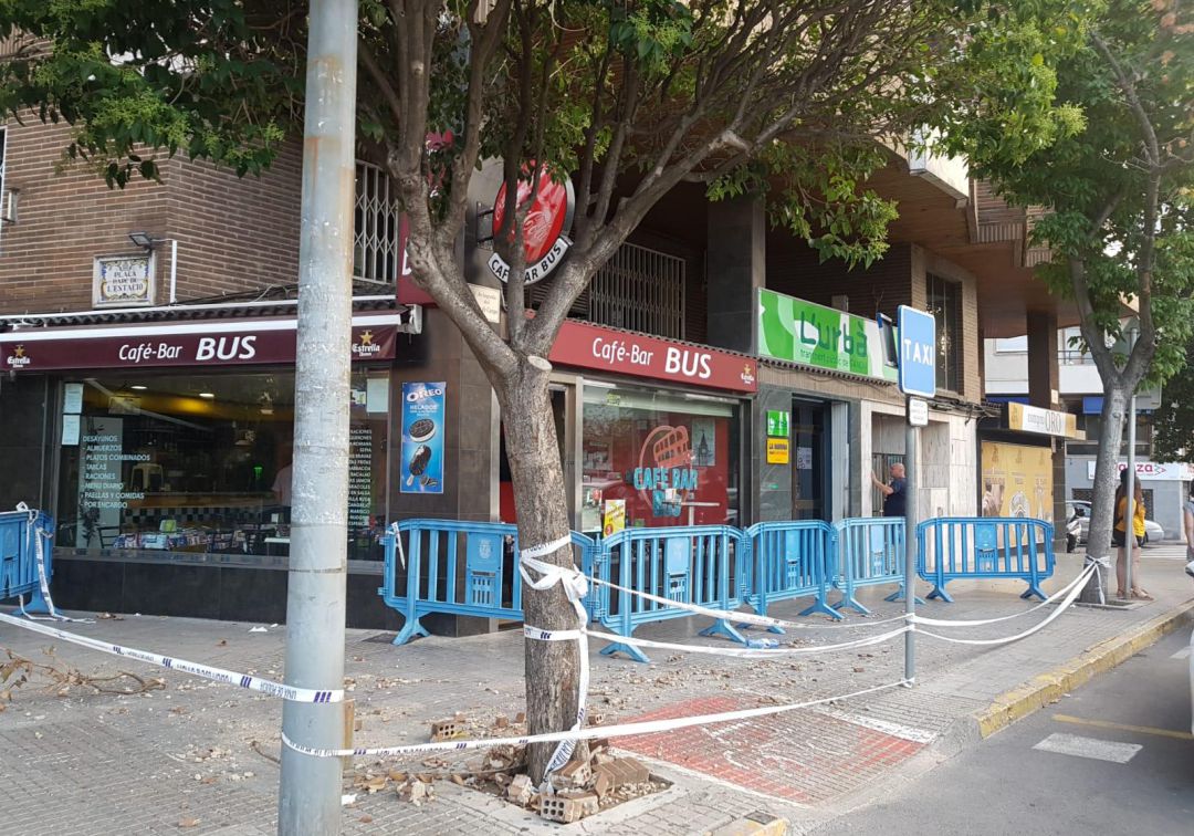 Desprendimientos en varias fachadas de edificios en Gandia