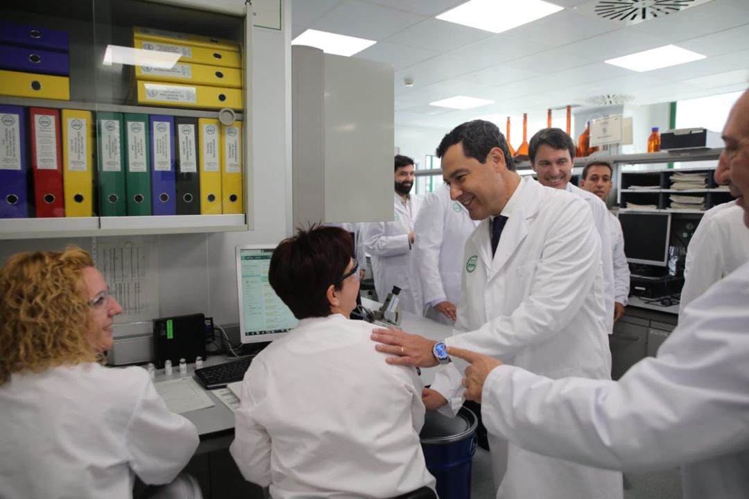 El presidente de la Junta, Juanma Moreno, saludo a los trabajadores de Laboratorios Rovi, en la planta de la empresa en el PTS de Granada El presidente de la Junta, Juanma Moreno, saludo a los trabajadores de Laboratorios Rovi, en la planta de la empresa en el PTS de Granada