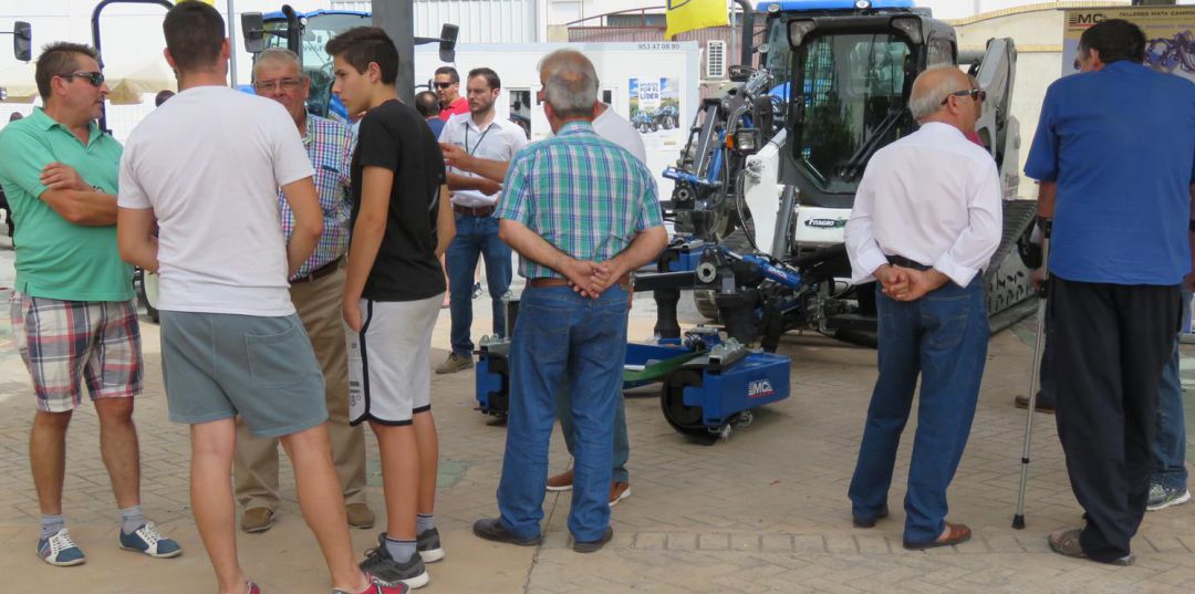 Visitantes y expositores participan en la Feria Multisectorial de Peal de Becerro. Visitantes y expositores participan en la Feria Multisectorial de Peal de Becerro.