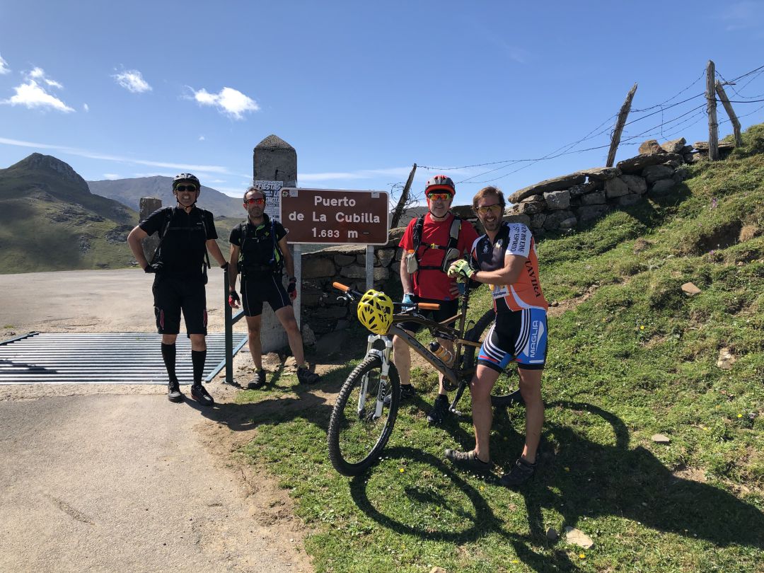 Miembros de la asociación posan en lo alto del Puerto de La Cubilla, donde el cruce a Asturias es un paso canadiense Miembros de la asociación posan en lo alto del Puerto de La Cubilla, donde el cruce a Asturias es un paso canadiense