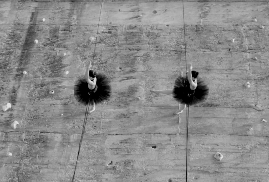 L'espectacle inaugural de FiraTàrrega 2019 és un espectacle de dansa vertical, amb música clàssica i ballarins desafiant la gravetat. L'espectacle inaugural de FiraTàrrega 2019 és un espectacle de dansa vertical, amb música clàssica i ballarins desafiant la gravetat.