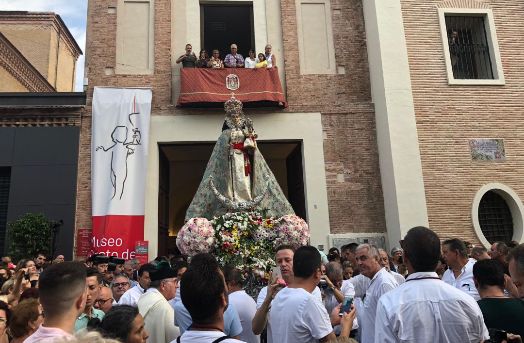Miles de personas acompañan a la Virgen de la Fuensanta en su romería de bajada a la ciudad Miles de personas acompañan a la Virgen de la Fuensanta en su romería de bajada a la ciudad