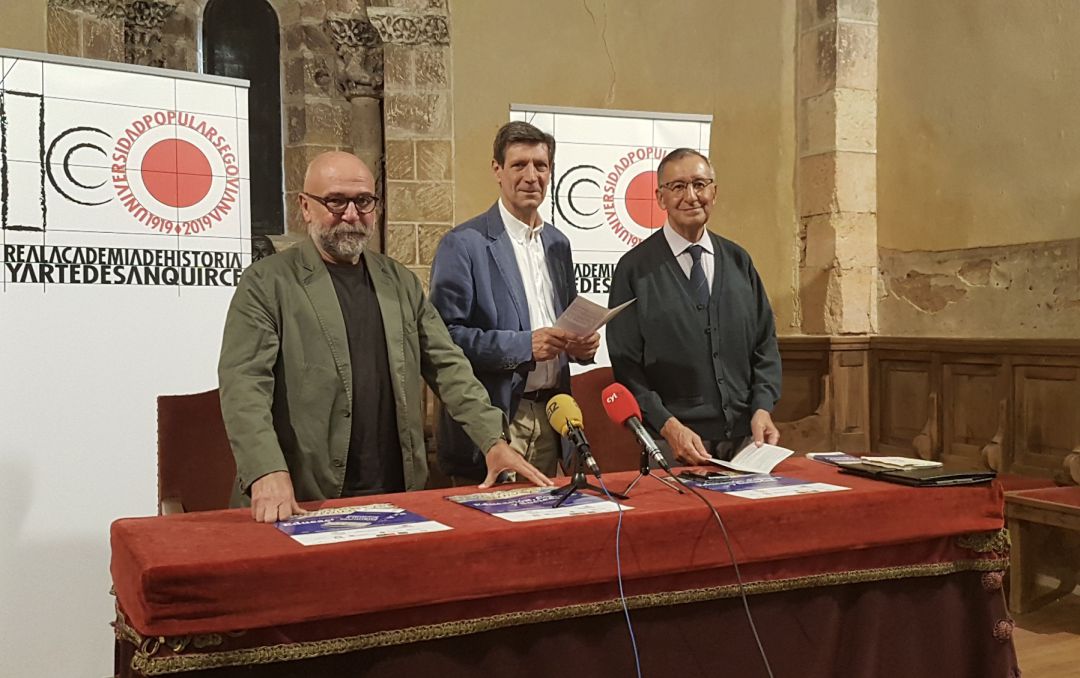 El presidente de la Real Academia de San Quirce, Rafael Cantalejo, junto al coordinador del Congreso Internacional Educación Cultura y Sociedad, José Luis Mora - derecha - y Juan Luis García Hourcade El presidente de la Real Academia de San Quirce, Rafael Cantalejo, junto al coordinador del Congreso Internacional Educación Cultura y Sociedad, José Luis Mora - derecha - y Juan Luis García Hourcade
