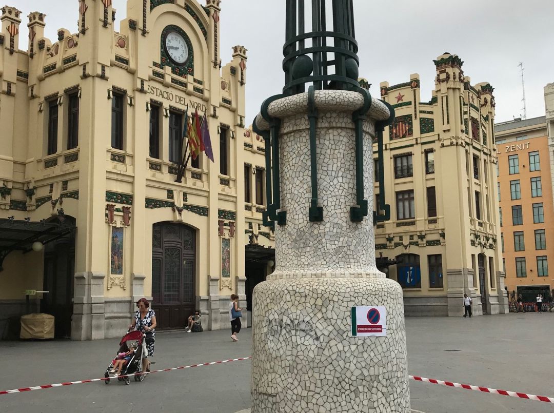 Prohibido sentarse en la farola central de la Estació del Nord de València Prohibido sentarse en la farola central de la Estació del Nord de València