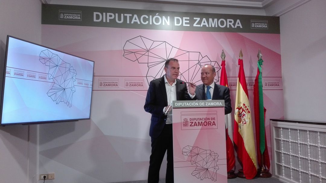 Francisco Requejo y José María Barrios durante la rueda de prensa en la que se ha anunciado la disolución de SODEZA Francisco Requejo y José María Barrios durante la rueda de prensa en la que se ha anunciado la disolución de SODEZA