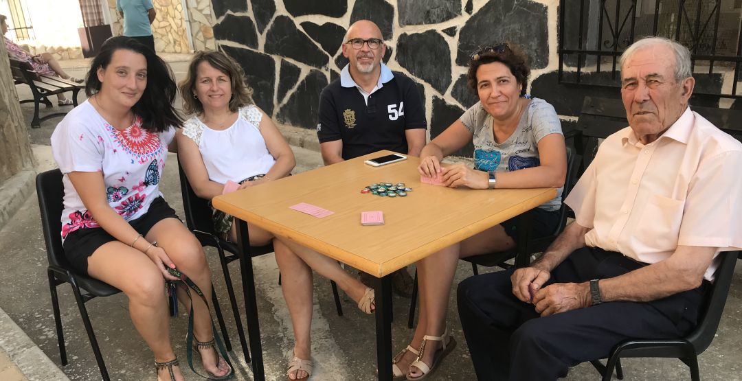 Un grupo de vecinos de Arrancacepas (Cuenca) juega a las cartas junto al centro social. Un grupo de vecinos de Arrancacepas (Cuenca) juega a las cartas junto al centro social.