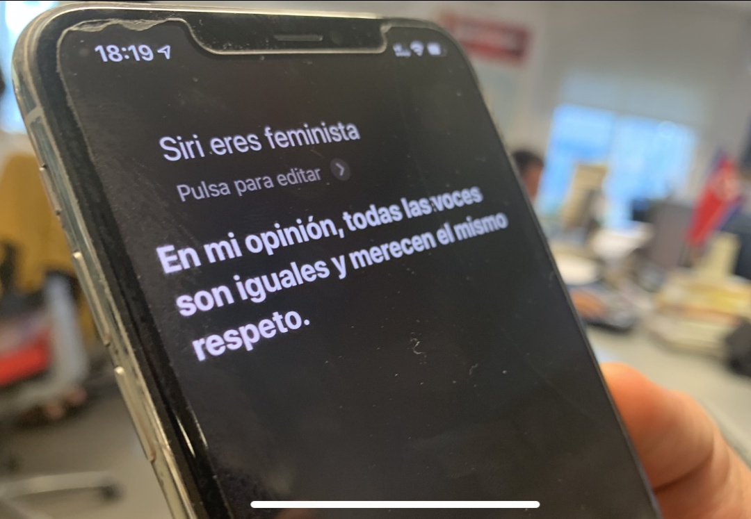 Apple programó a Siri para esquivar preguntas sobre feminismo Apple programó a Siri para esquivar preguntas sobre feminismo