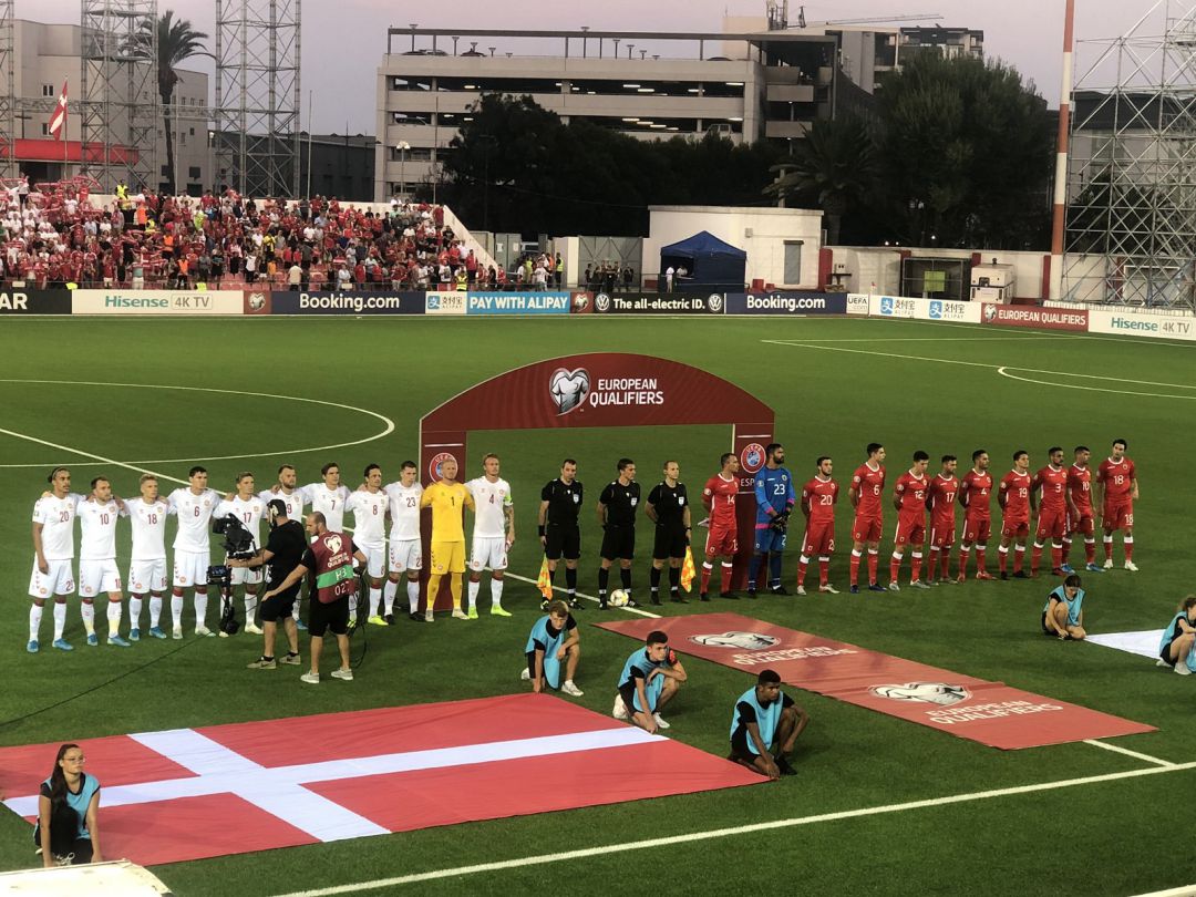 Ambos equipos antes del partido. Ambos equipos antes del partido.