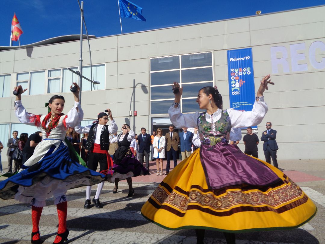 La Escuela Municipal de Folklore se encargó del prólogo de la inauguración de FIDUERO antes del corte de la cinta La Escuela Municipal de Folklore se encargó del prólogo de la inauguración de FIDUERO antes del corte de la cinta