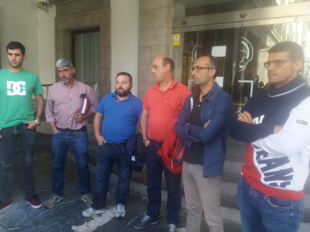 El comité de Vesuvius y la dirección de Comisiones Obreras de Industria han salido de la consejería con el apoyo del Principado para tratar de evitar el cierre. El comité de Vesuvius y la dirección de Comisiones Obreras de Industria han salido de la consejería con el apoyo del Principado para tratar de evitar el cierre.