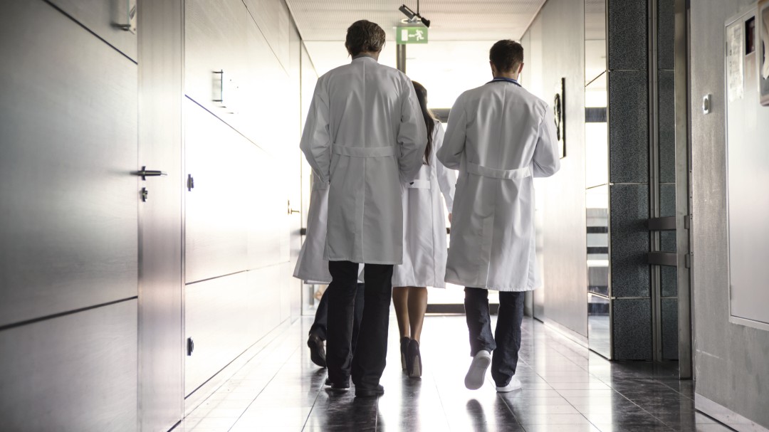 La consejera de Sanidad aborda en el Bierzo el problema de la falta de médicos