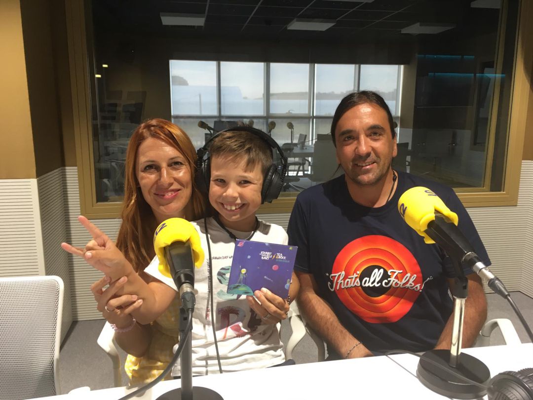 Yolanda, Juan y el pequeño Álvaro presentando el proyecto Tea&rock en Radio Castellón Yolanda, Juan y el pequeño Álvaro presentando el proyecto Tea&rock en Radio Castellón