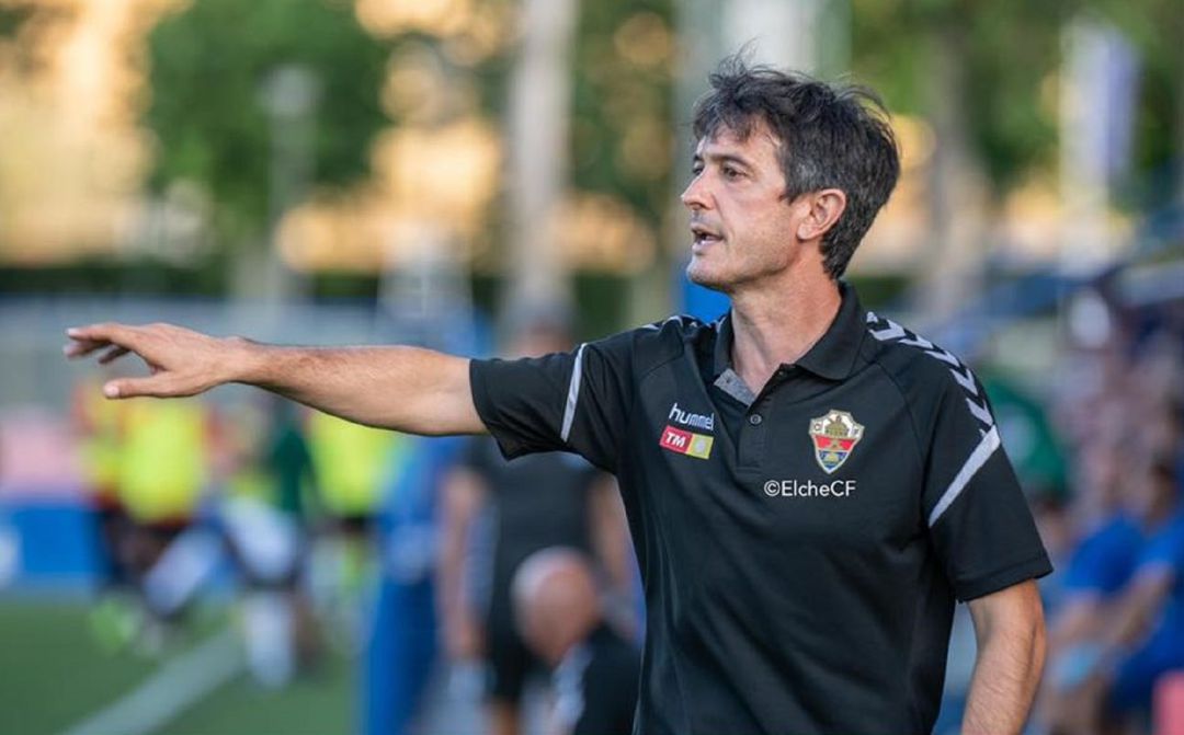 El técnico del Elche, Pacheta, dando instrucciones a sus jugadores El técnico del Elche, Pacheta, dando instrucciones a sus jugadores