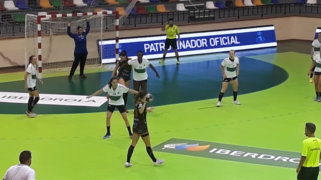 El Club Balonmano Elche pierde 21-24 ante el Atlético Guardés en la jornada inaugural de la Liga
