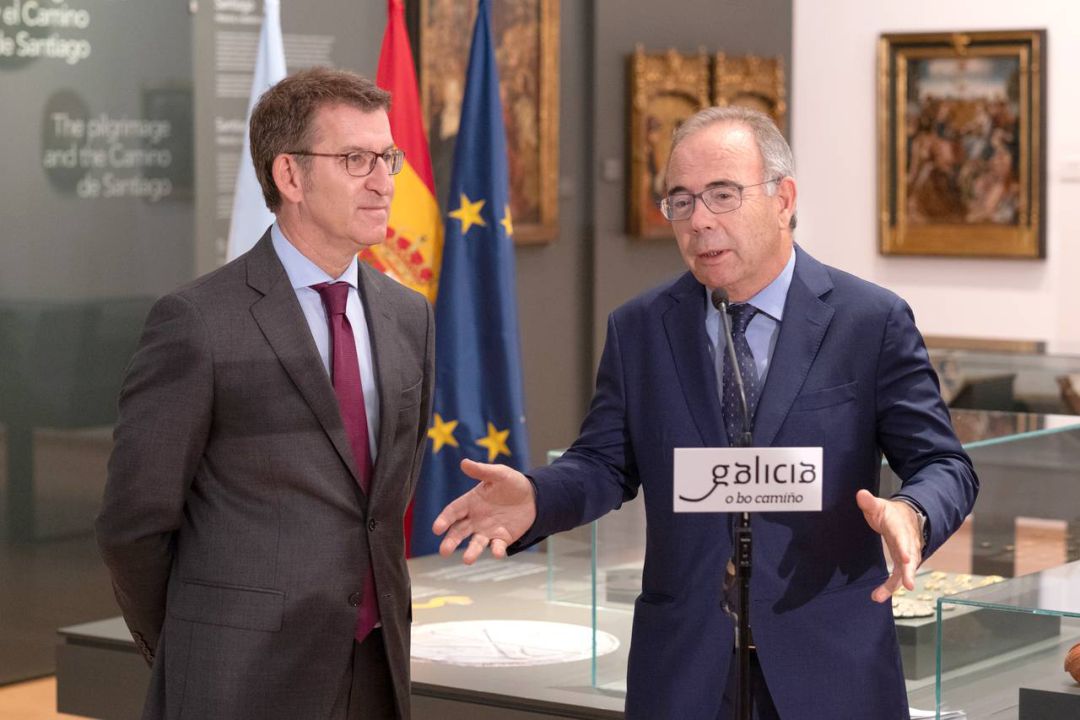 Alberto Núñez Feijóo y Xosé Sánchez Bugallo atienden a los medios de comunicación tras su encuentro en el Museo das Peregrinacións Alberto Núñez Feijóo y Xosé Sánchez Bugallo atienden a los medios de comunicación tras su encuentro en el Museo das Peregrinacións