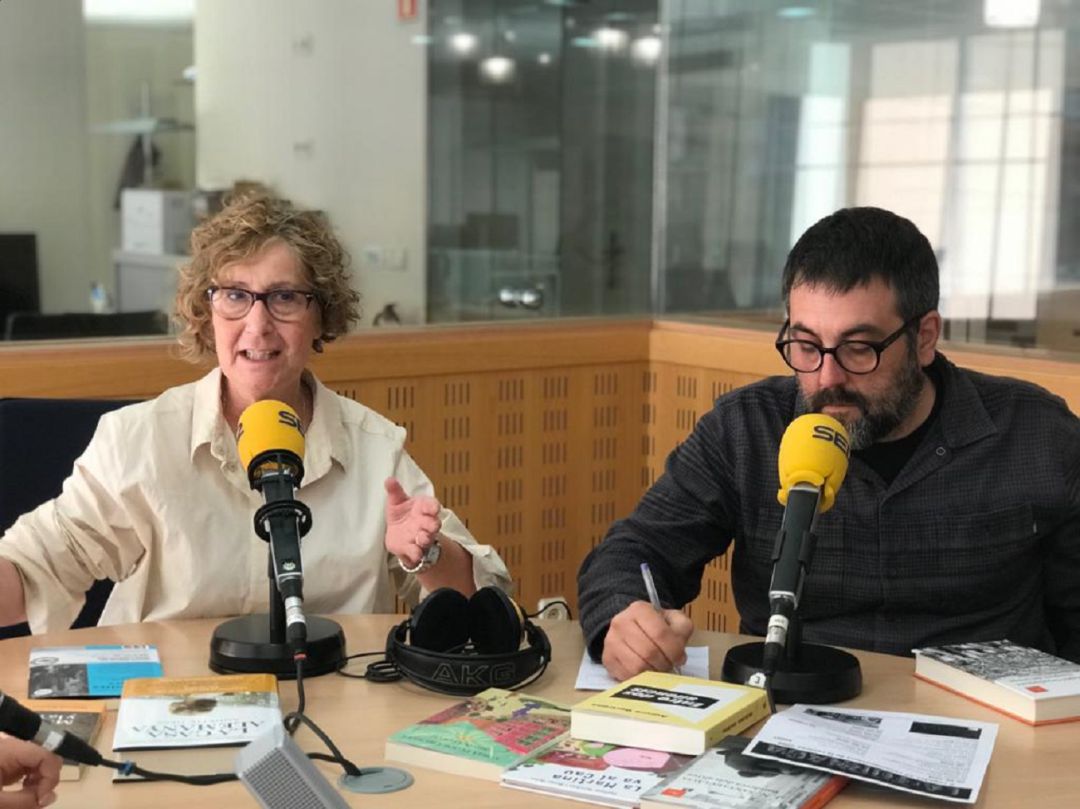 Maria Carme Ferrer i Jordi Gispert envoltats de llibres a l'estudi 1 Maria Carme Ferrer i Jordi Gispert envoltats de llibres a l'estudi 1
