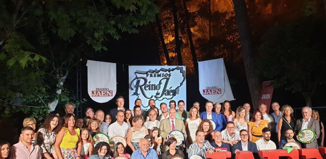Foto de familia con los premiados y representantes de los ayuntamientos de Sierra Mágina Foto de familia con los premiados y representantes de los ayuntamientos de Sierra Mágina