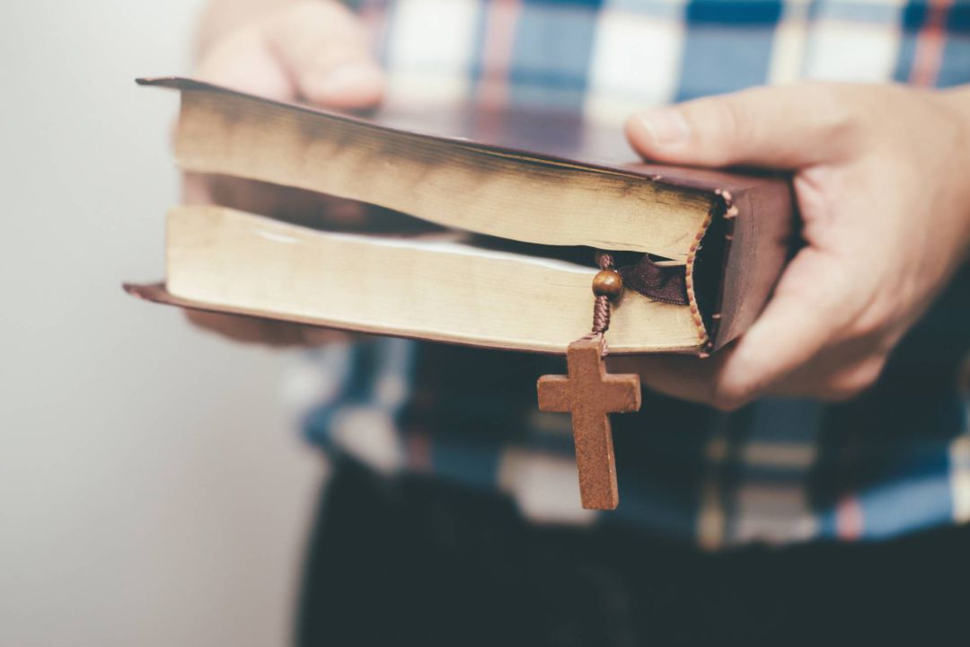 Un profesor sujeta una Biblia Un profesor sujeta una Biblia