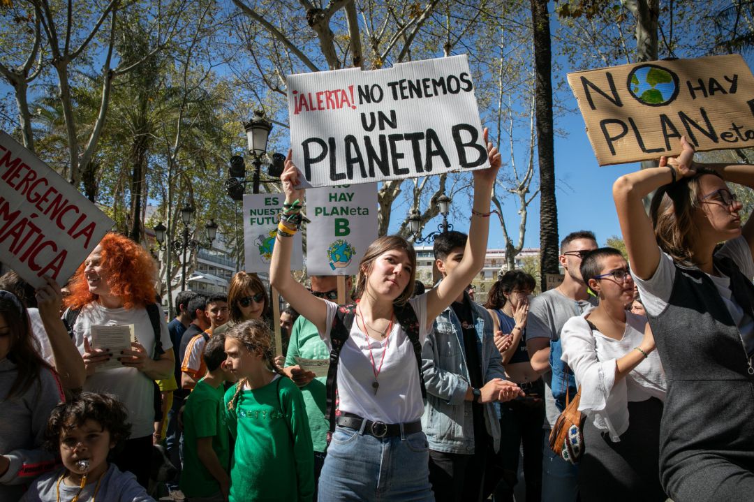 Marcha de jóvenes contra el cambio climático bajo el lema 'Juventud por el clima' en Sevilla Marcha de jóvenes contra el cambio climático bajo el lema 'Juventud por el clima' en Sevilla
